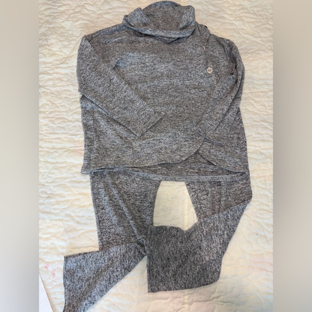 Ruby Rd Gray Knit Petite Top With Gold Brand Tag